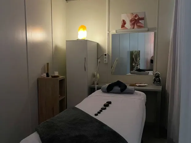 Nuru massage therapist 