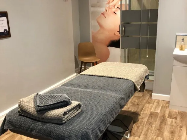 Nuru massage therapist 