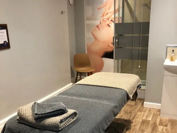 Nuru massage therapist 