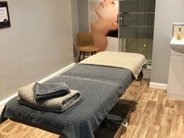 Nuru massage therapist 