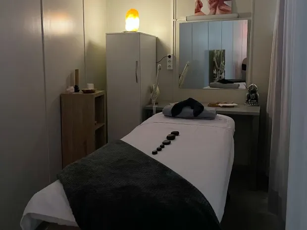 Nuru massage therapist 