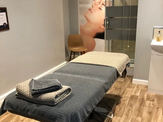 Nuru massage therapist 