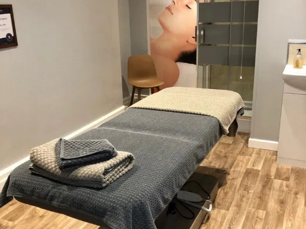Nuru massage therapist 