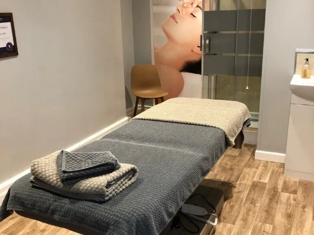 Nuru massage therapist 
