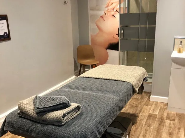 Nuru massage therapist 