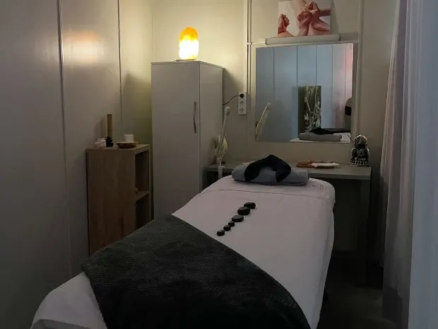 Nuru massage therapist 