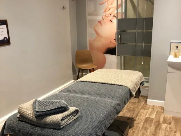 Nuru massage therapist 