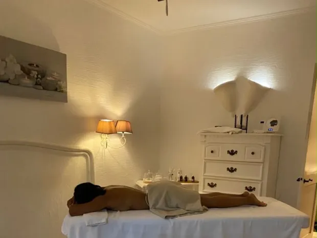 Nuru massage therapist 